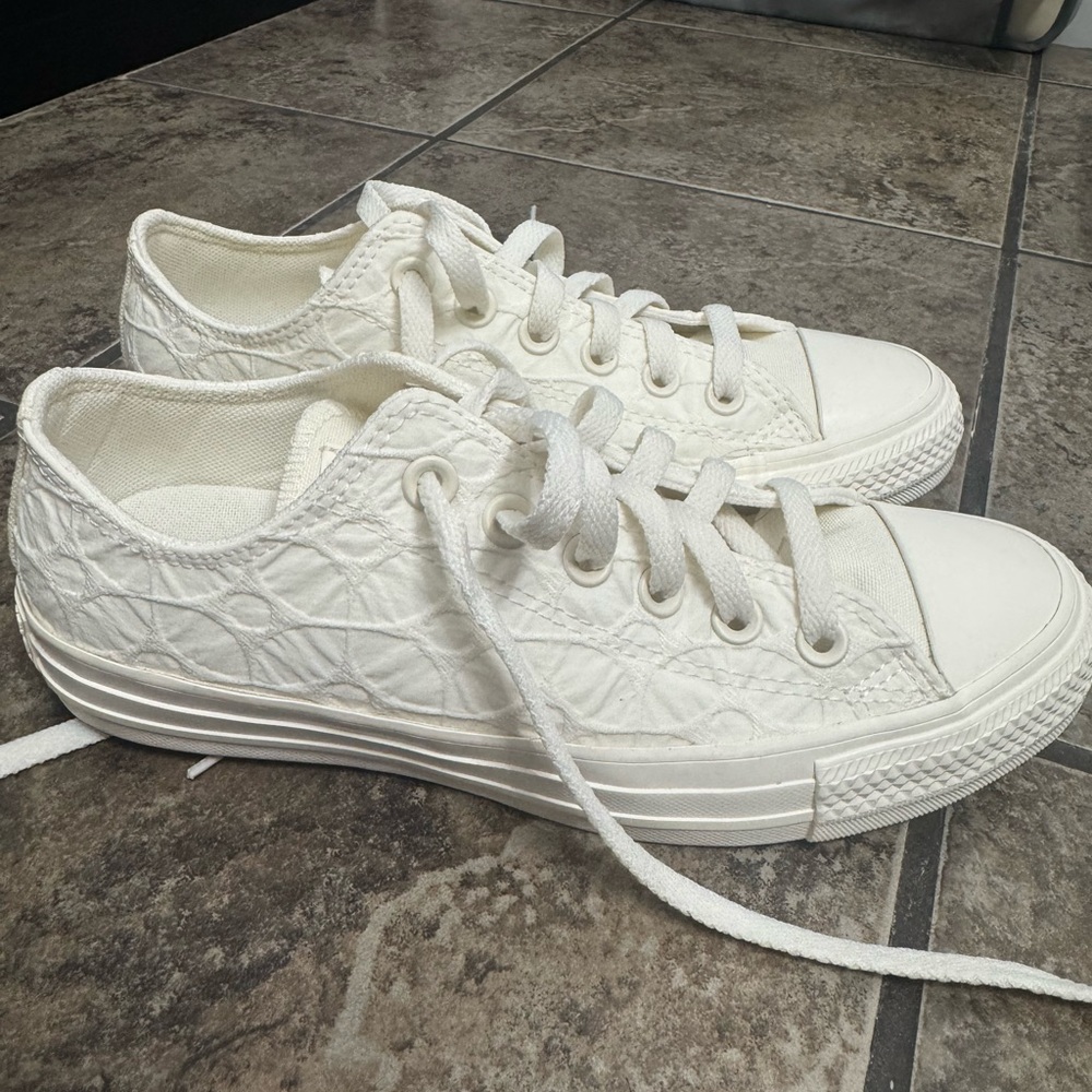 Cream textured Converse women’s size 7/mens 5